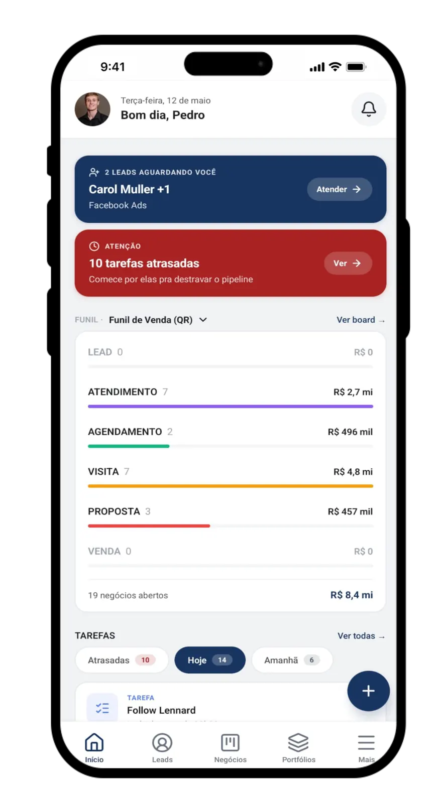 Aplicativo do ImobDeal no celular: leads aguardando atendimento, tarefas atrasadas e funil de vendas por etapa